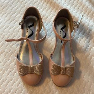 Girls light pink leather shoes